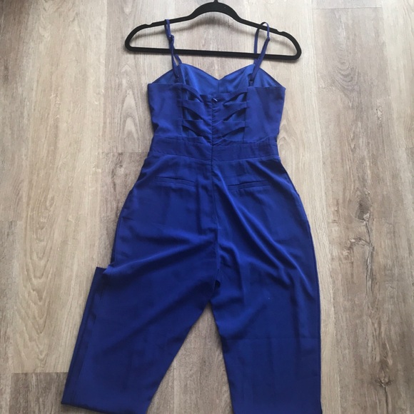 Sleeveless jumpsuit with back cutout details - Picture 2 of 3